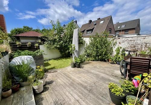 Garten mit großer Terrasse
