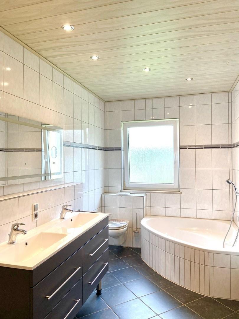 Badezimmer mit Eckbadewanne