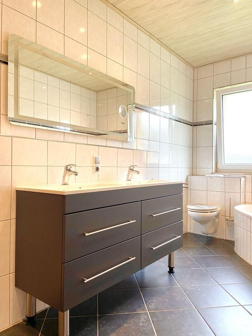 Badezimmer mit Waschbecken