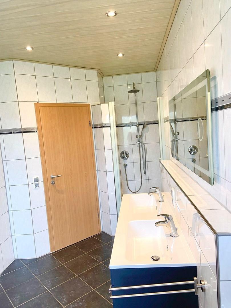 Badezimmer mit Regendusche