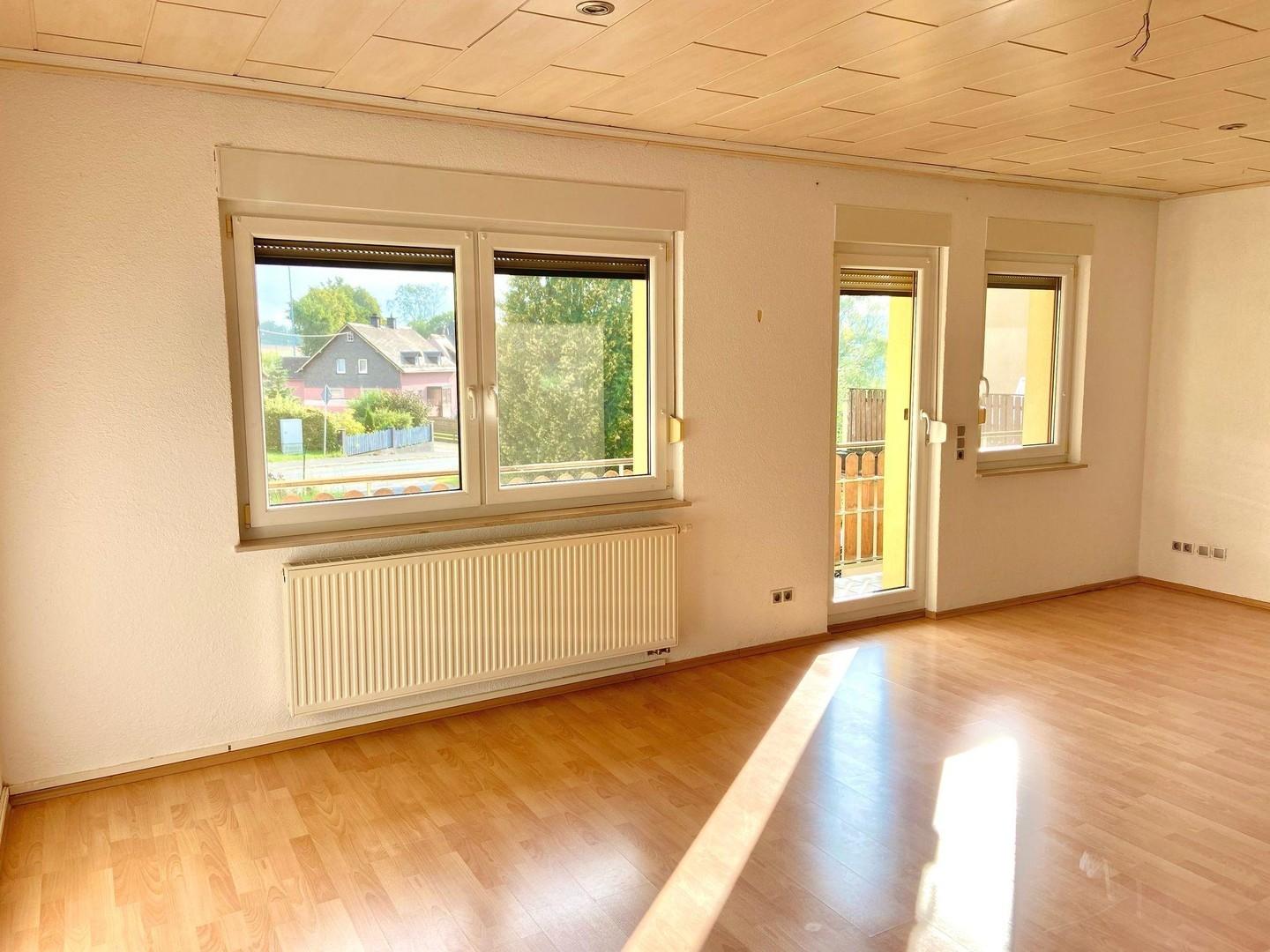 Wohnzimmer mit Balkonzugang