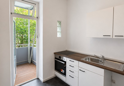 Küche mit Balkon zum Innenhof