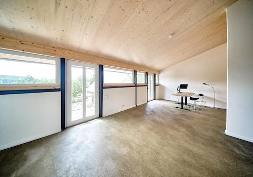 Helles Wohnzimmer mit Ausblick