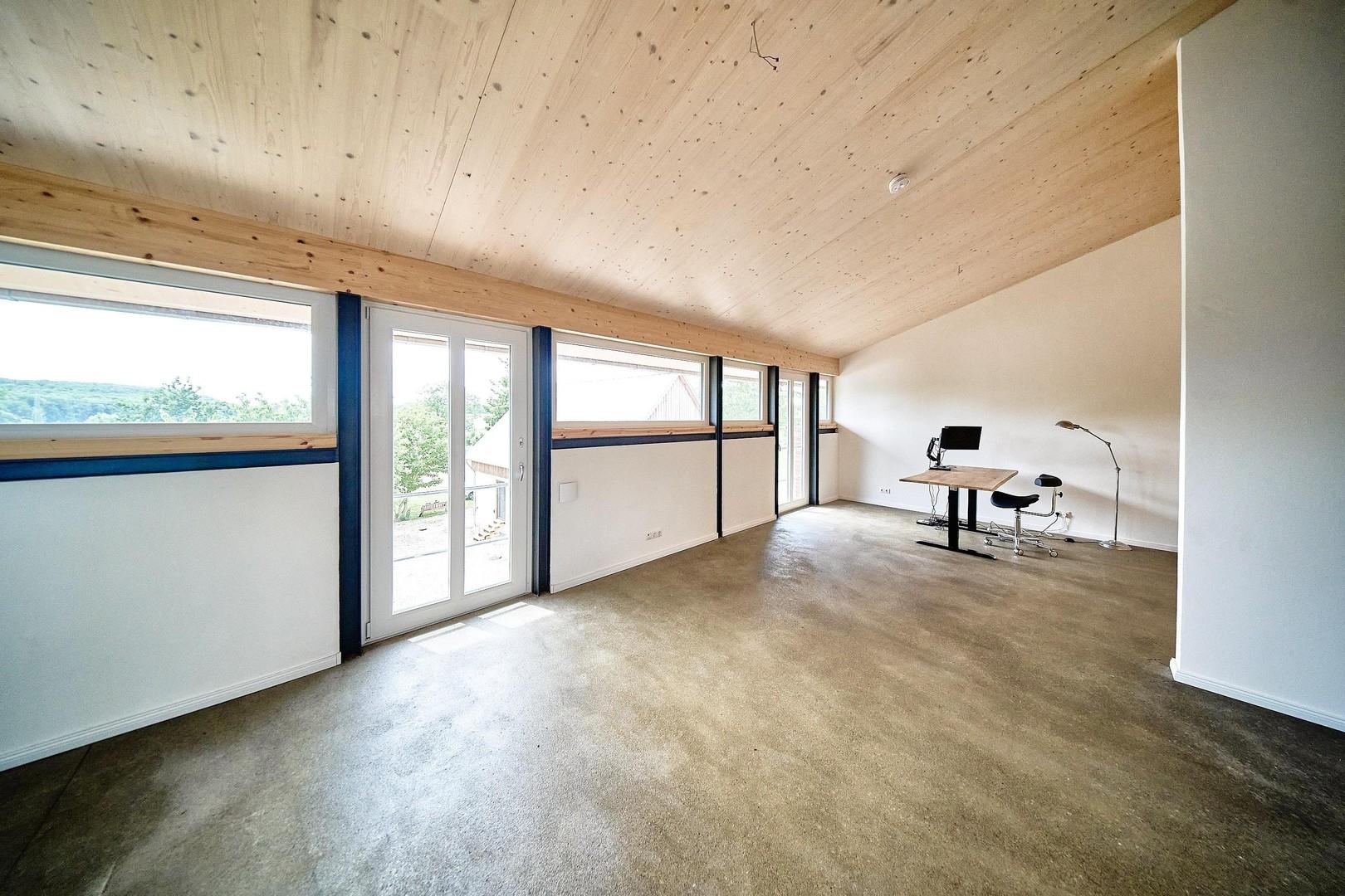 Helles Wohnzimmer mit Ausblick
