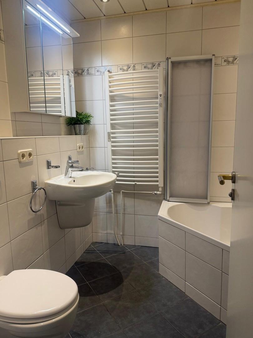 Bad mit Dusche & Eckbadewanne
