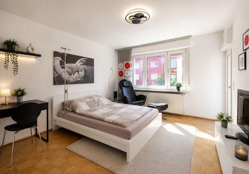 Wohn- und Schlafzimmer (2)
