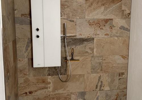 Dusche mit Schwalle