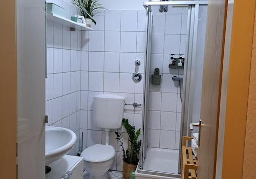 Duschbadezimmer mit WC