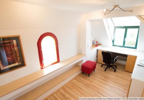 Kinderzimmer mit Arbeitsbereich