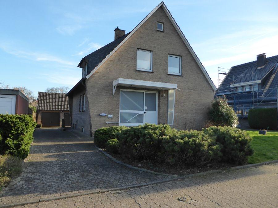 01_Haus mit Auffahrt und Garage