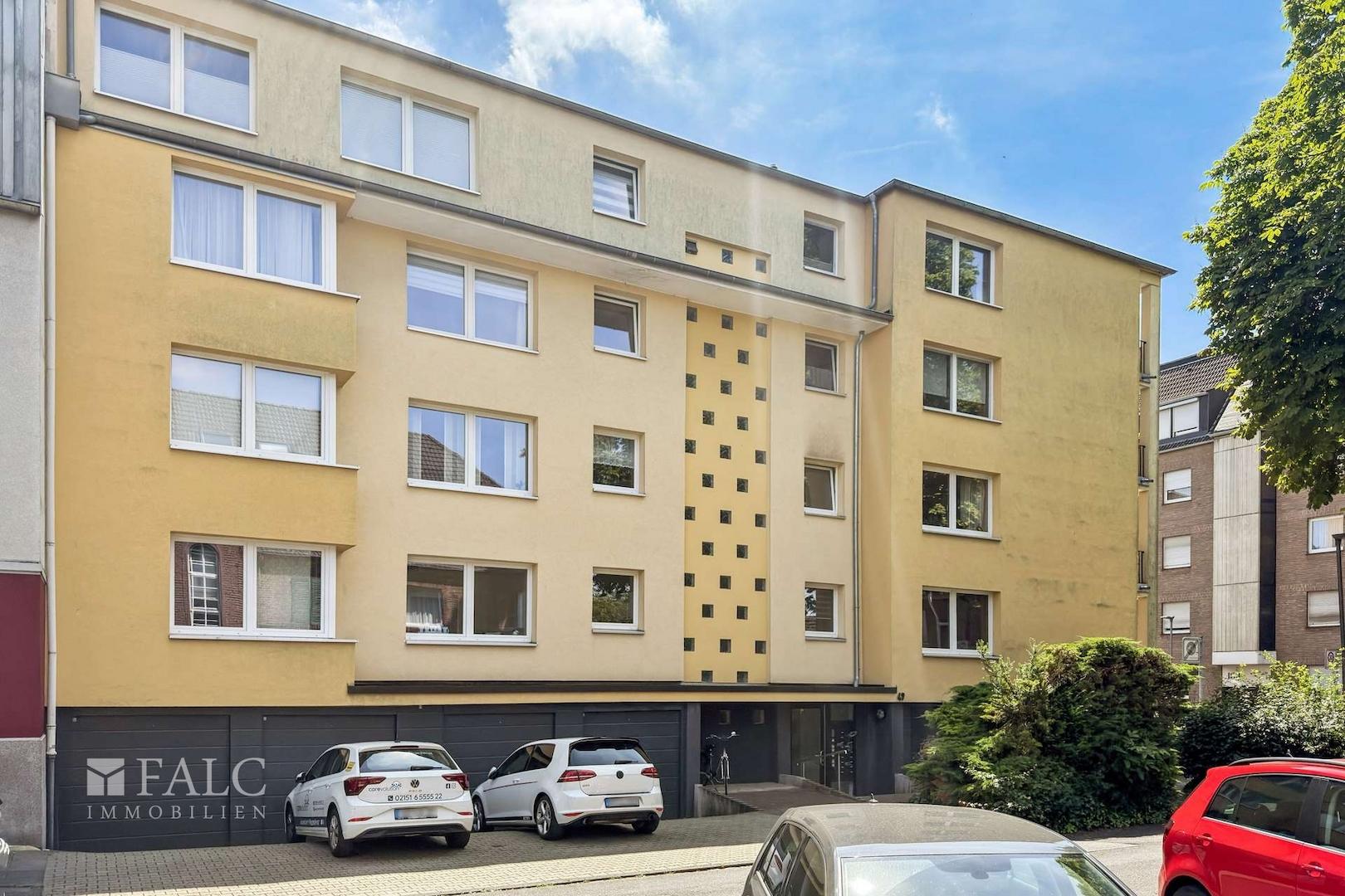 Außenansicht mit Garage