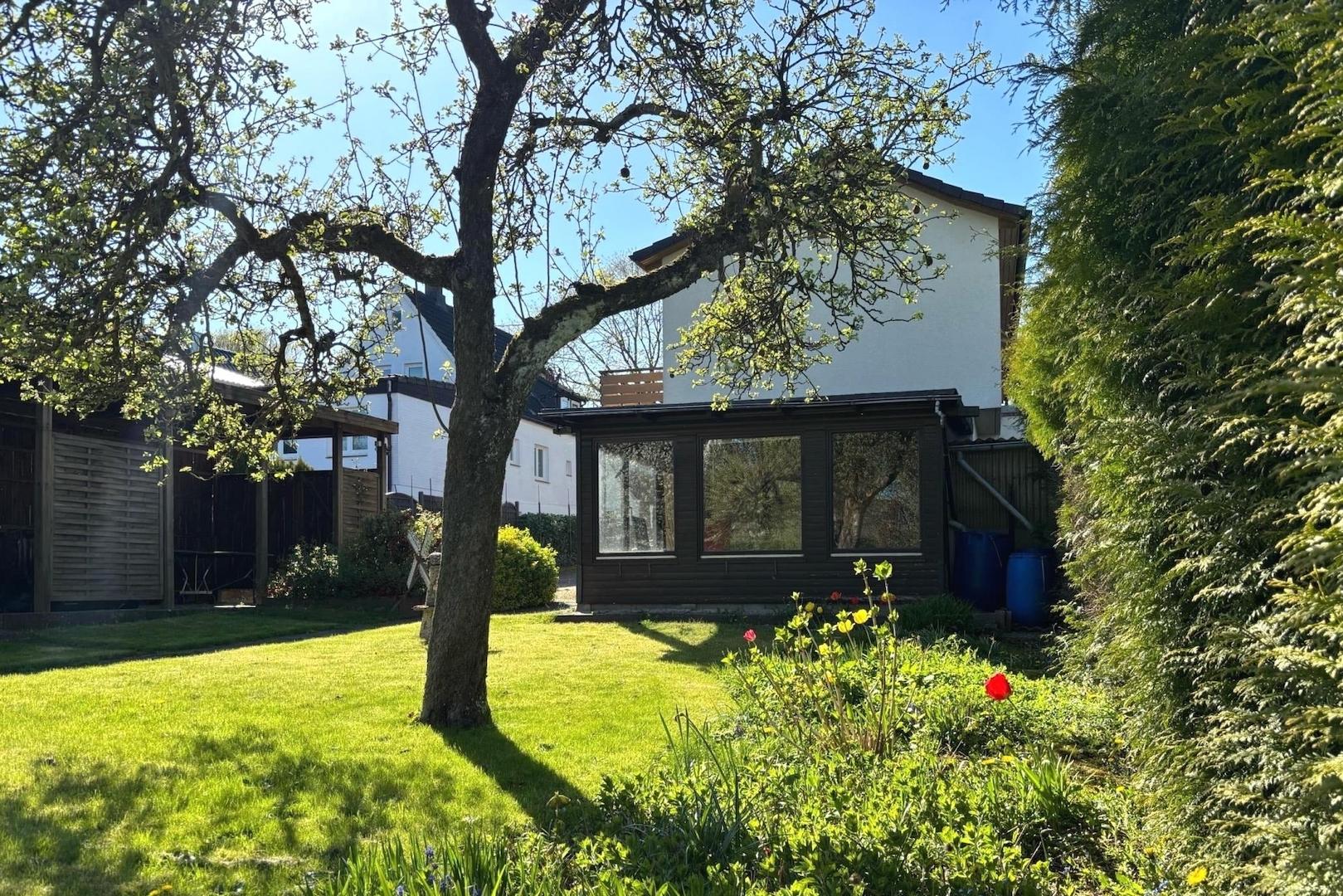 Garten mit Blick auf Anbau