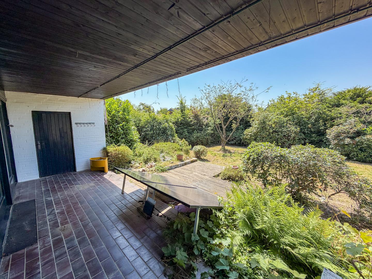 18 überdachte Terrasse