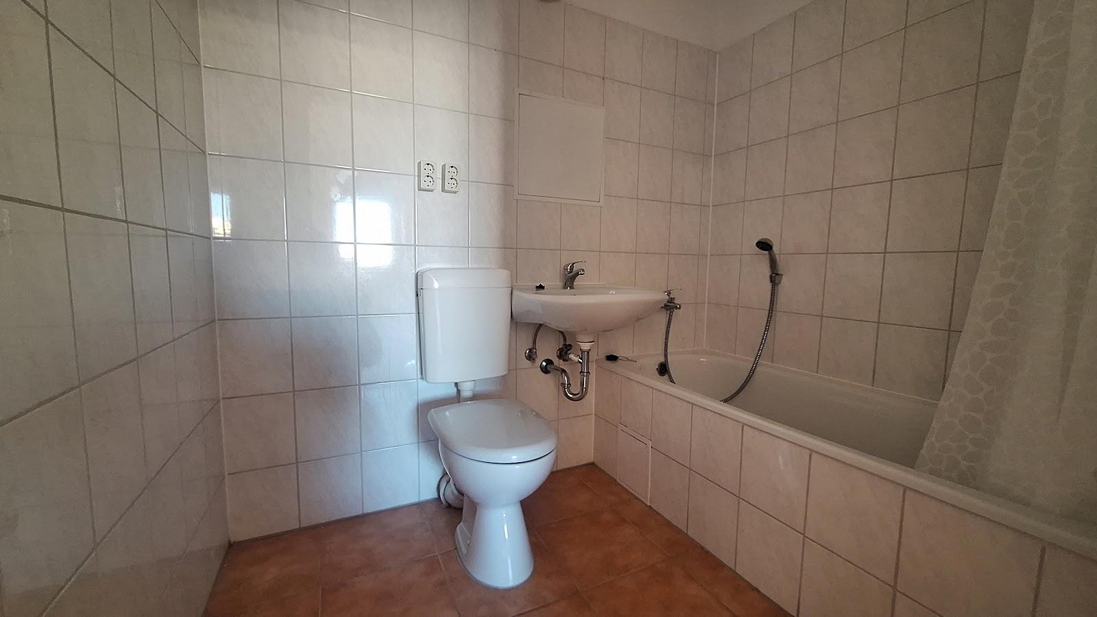 gefliestes Bad mit Wanne