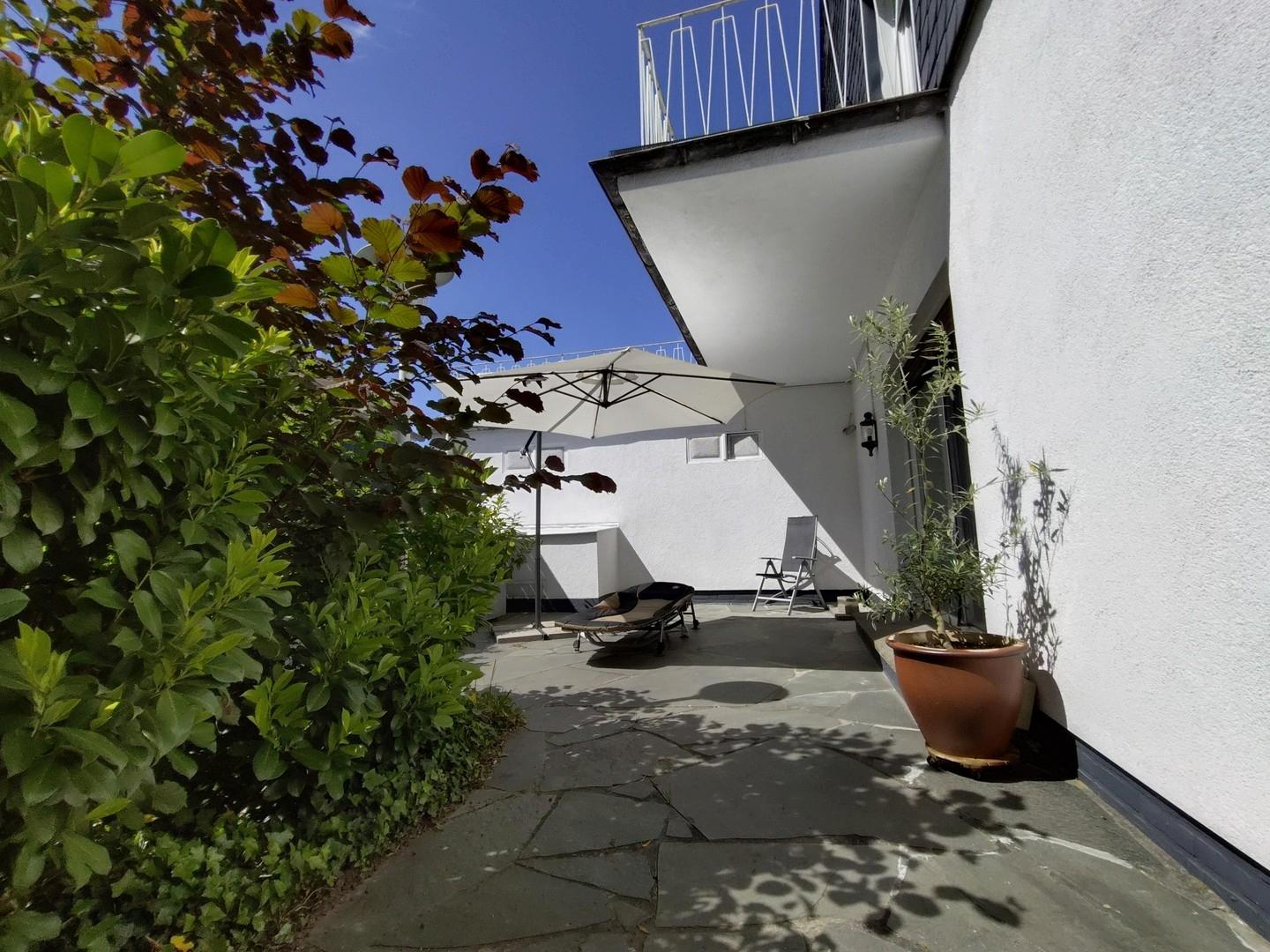 Sitzecke neben dem Haus
