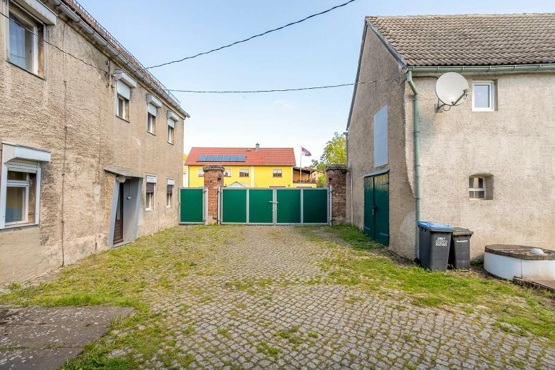 Hof mit Wohnhaus und Tor