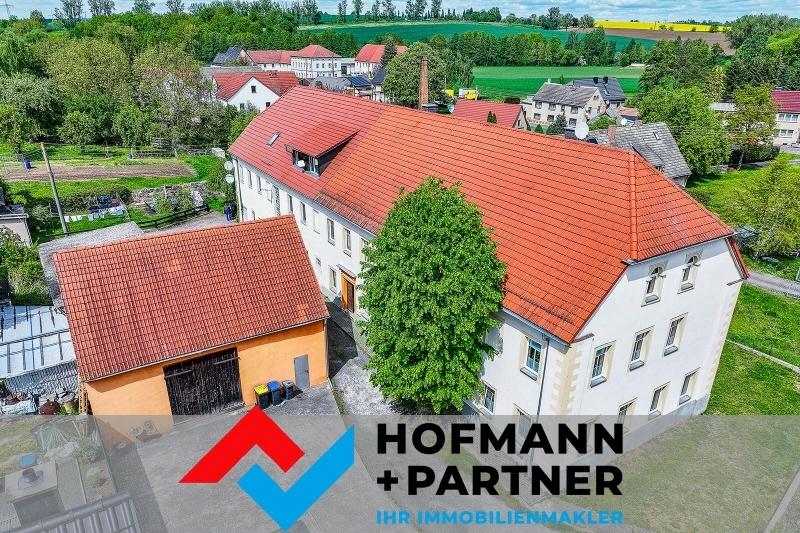 Hausansicht mit Scheune von oben