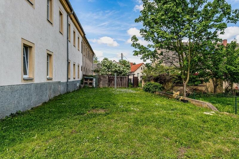 Wiese mit Wäschetrockenplatz