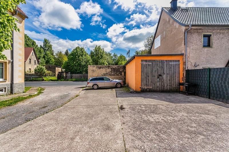 Innenhof mit Garage und Stellplätzen
