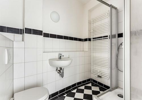 Modernes Bad mit Dusche