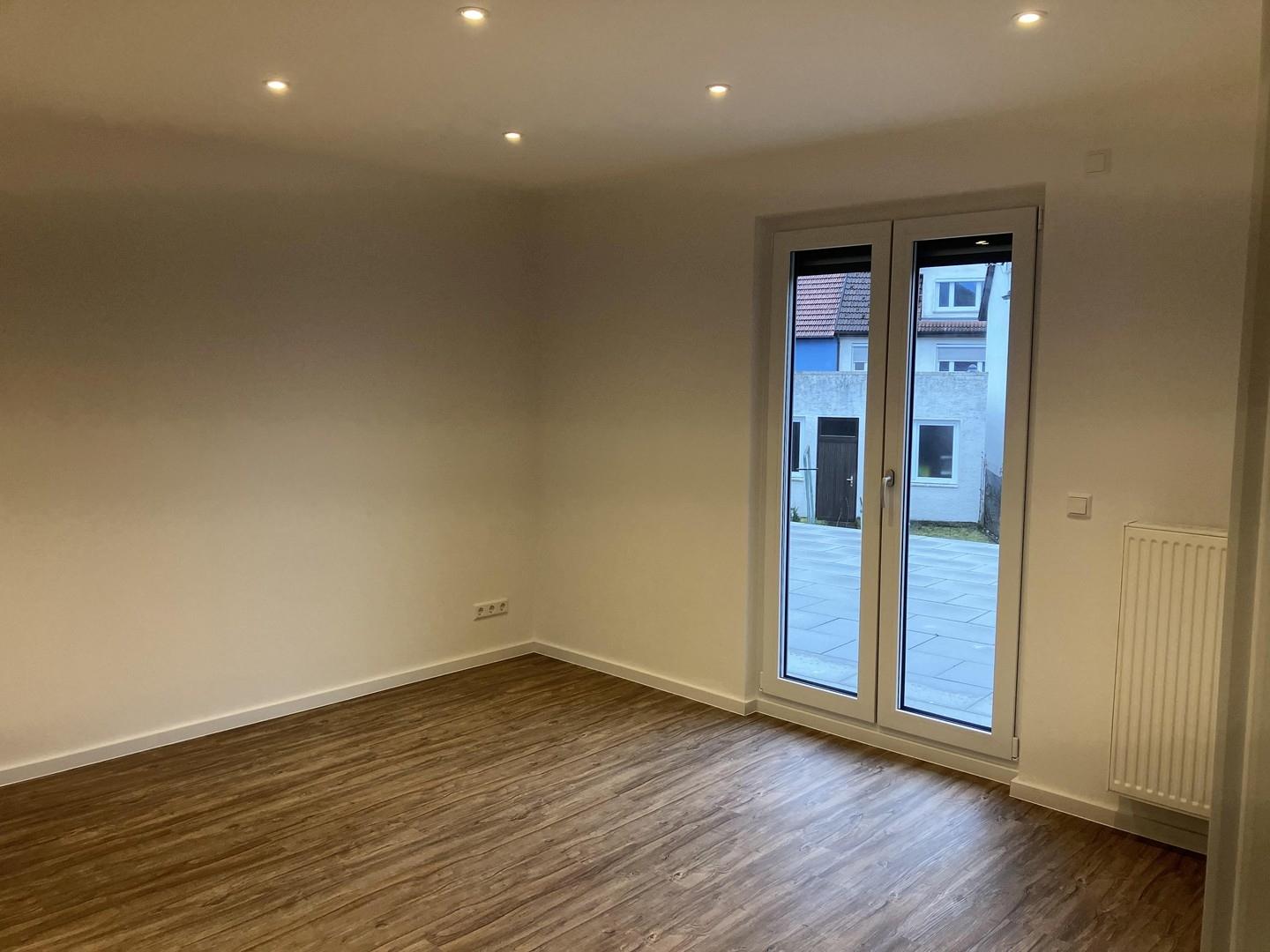 Helles Wohnzimmer mit Terrasse