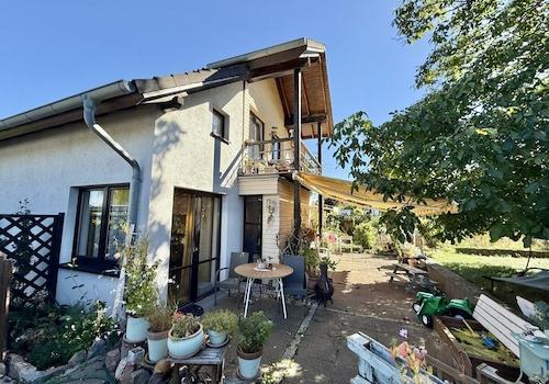 Hausansicht mit Terrasse
