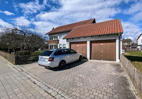 Ansicht von Süden mit Garage