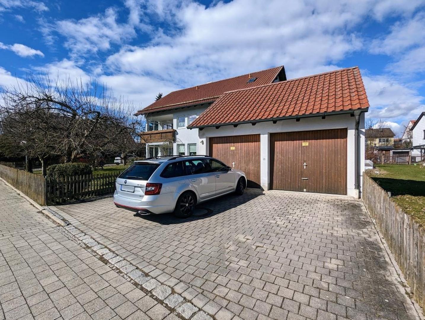 Ansicht von Süden mit Garage