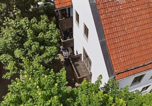 Blick auf die Balkone  (Bild KI gestützt bearbeitet).