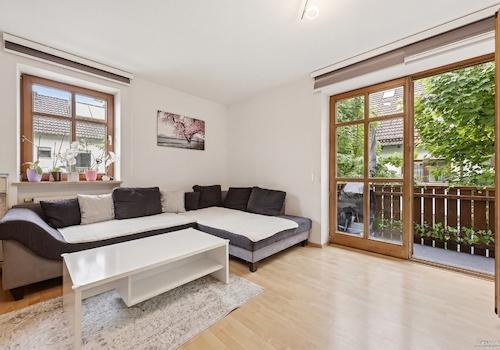 Große Fensterfronten.  (Bild KI gestützt bearbeitet)