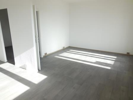 Wohnzimmer mit offener Küche