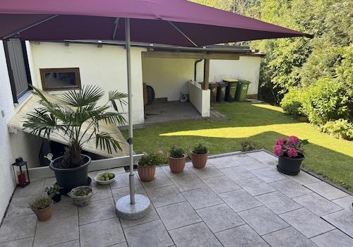 Terrasse mit Blick auf Garage