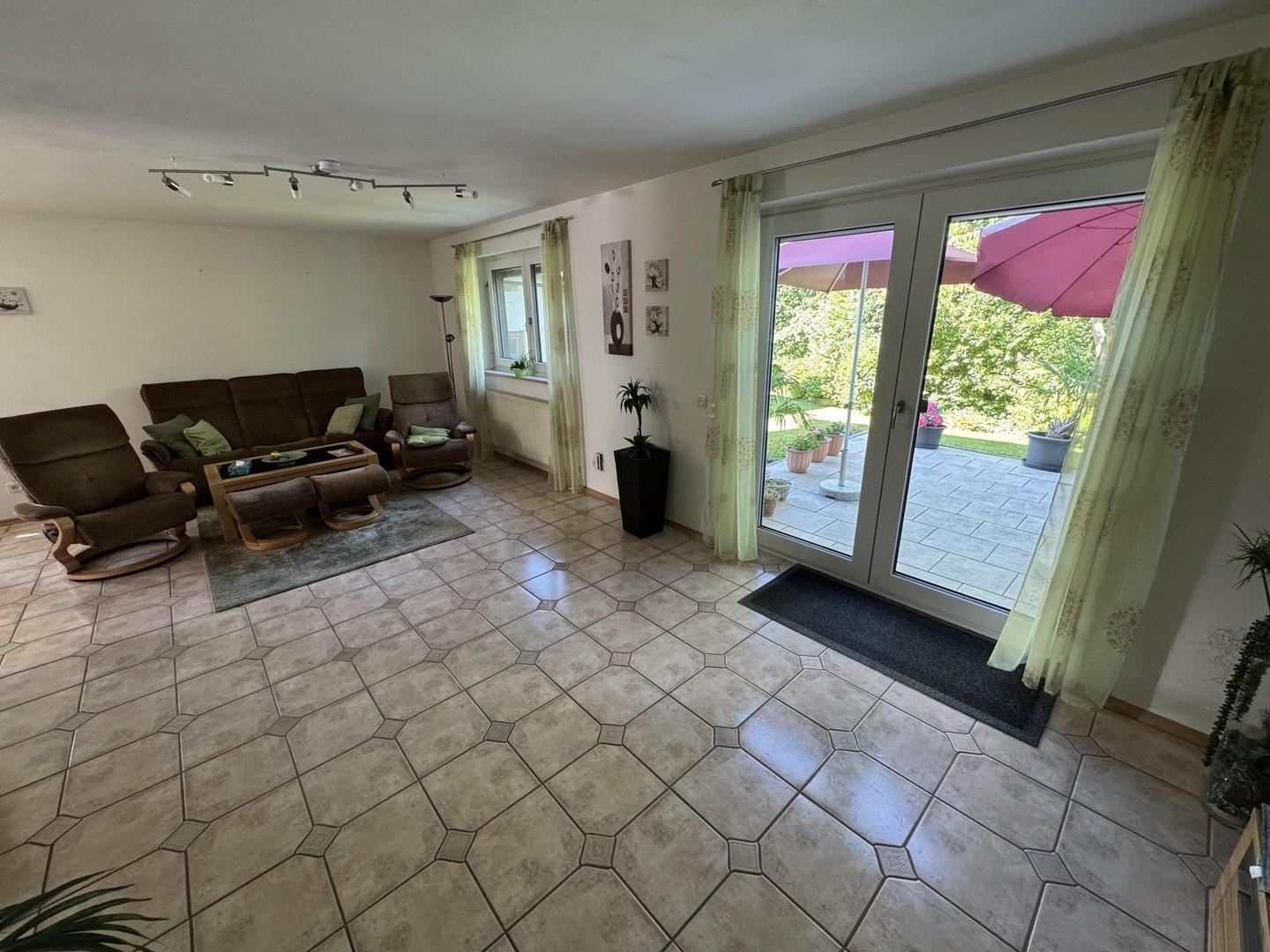 Wohnzimmer mit Terassenblick