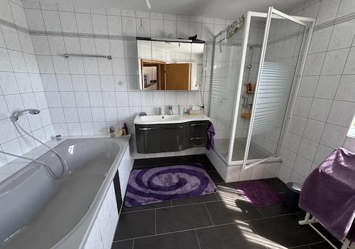OG großes Badezimmer