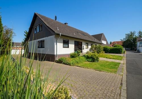 Hausansicht links / Garagenzufahrt