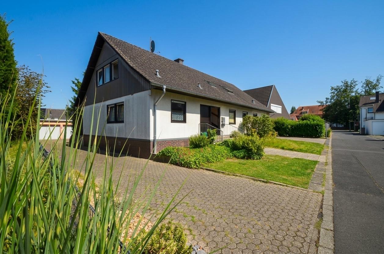 Hausansicht links / Garagenzufahrt