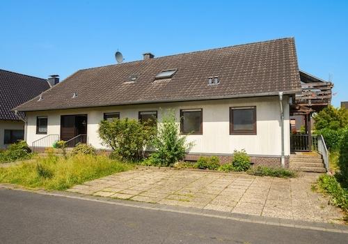 Hausansicht rechts / Stellplätze