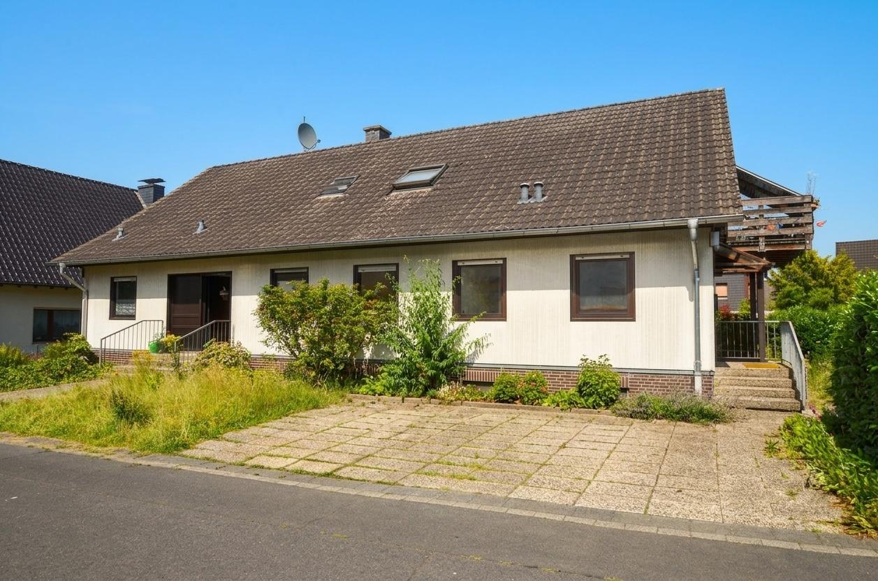 Hausansicht rechts / Stellplätze