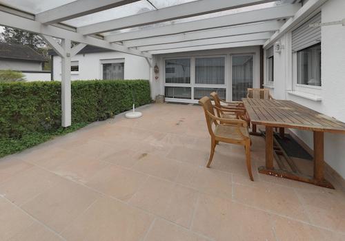 große, überdachte Terrasse