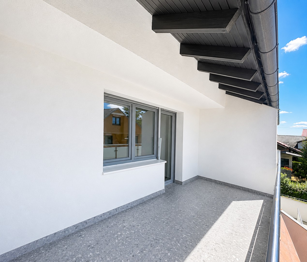 Großer überdachter Balkon