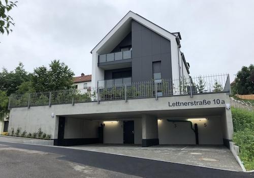 Gebäudeansicht/Carport