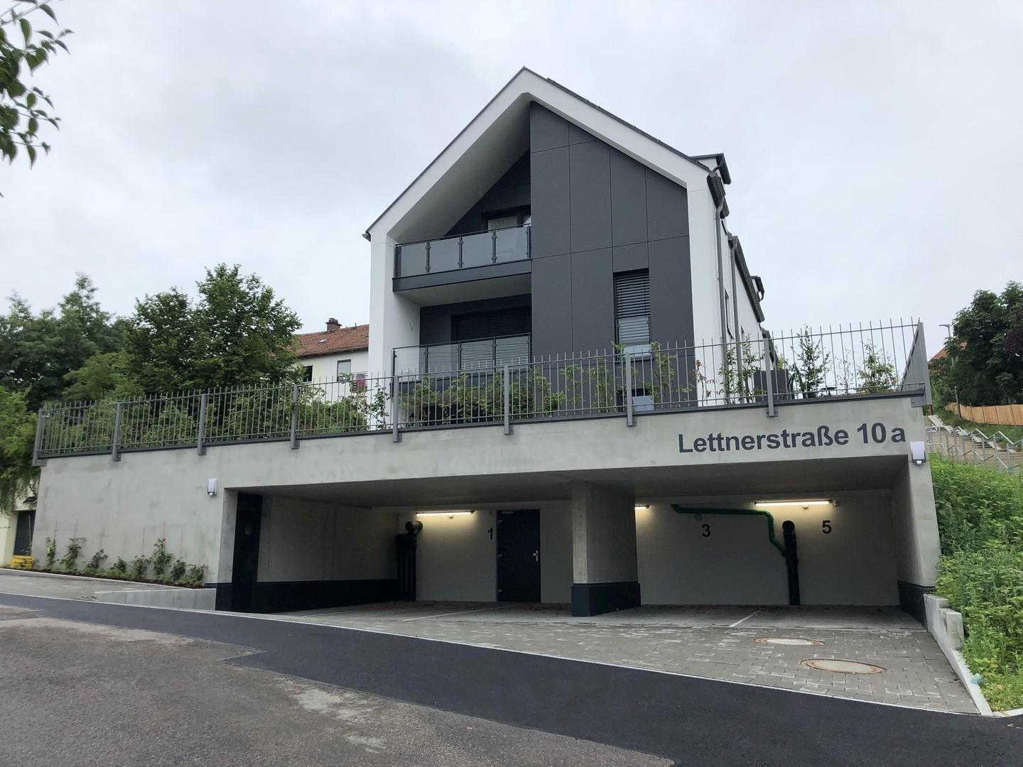 Gebäudeansicht/Carport
