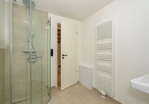 Modernes Duschbad-WC im Obergeschoss
