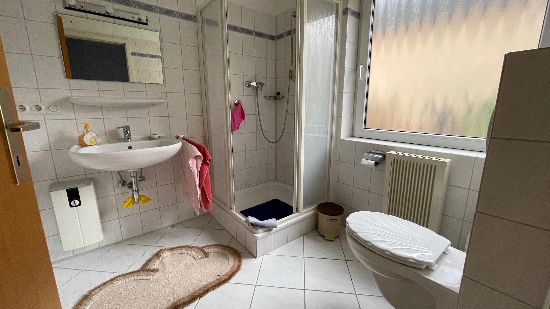 Haus 25b - Tageslichtbad mit Dusche