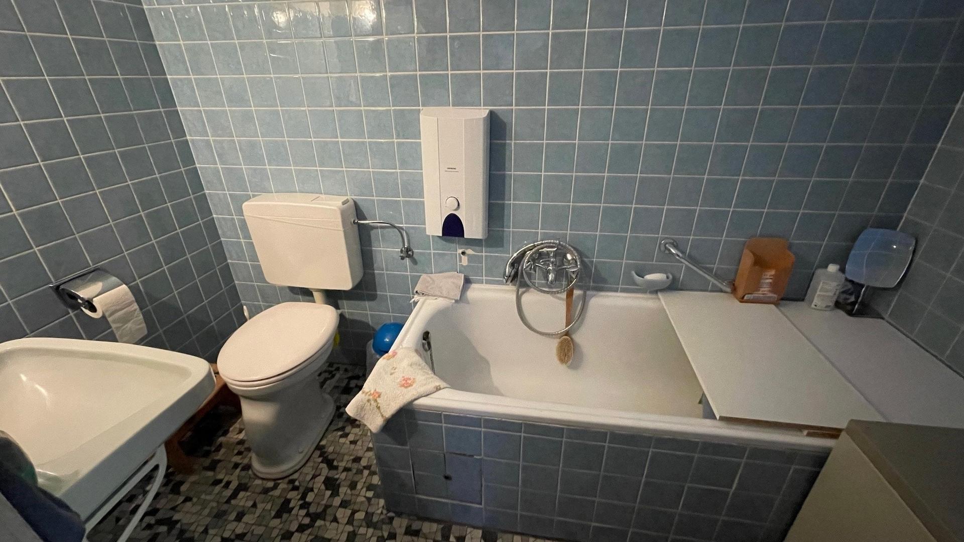 Haus 25b - innenliegendes Bad mit Wanne