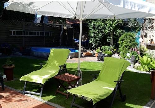 Garten mit Swimmingpool