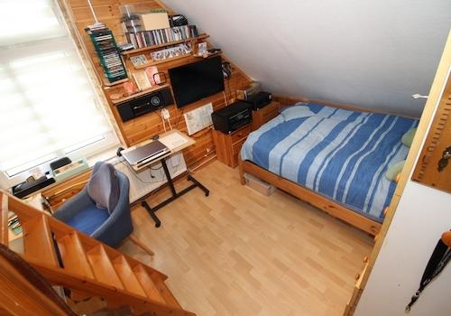 Zimmer mit Zugang zum Dachboden 
