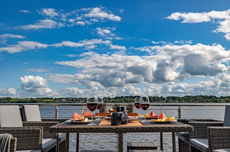 Terrasse mit Gläsern
