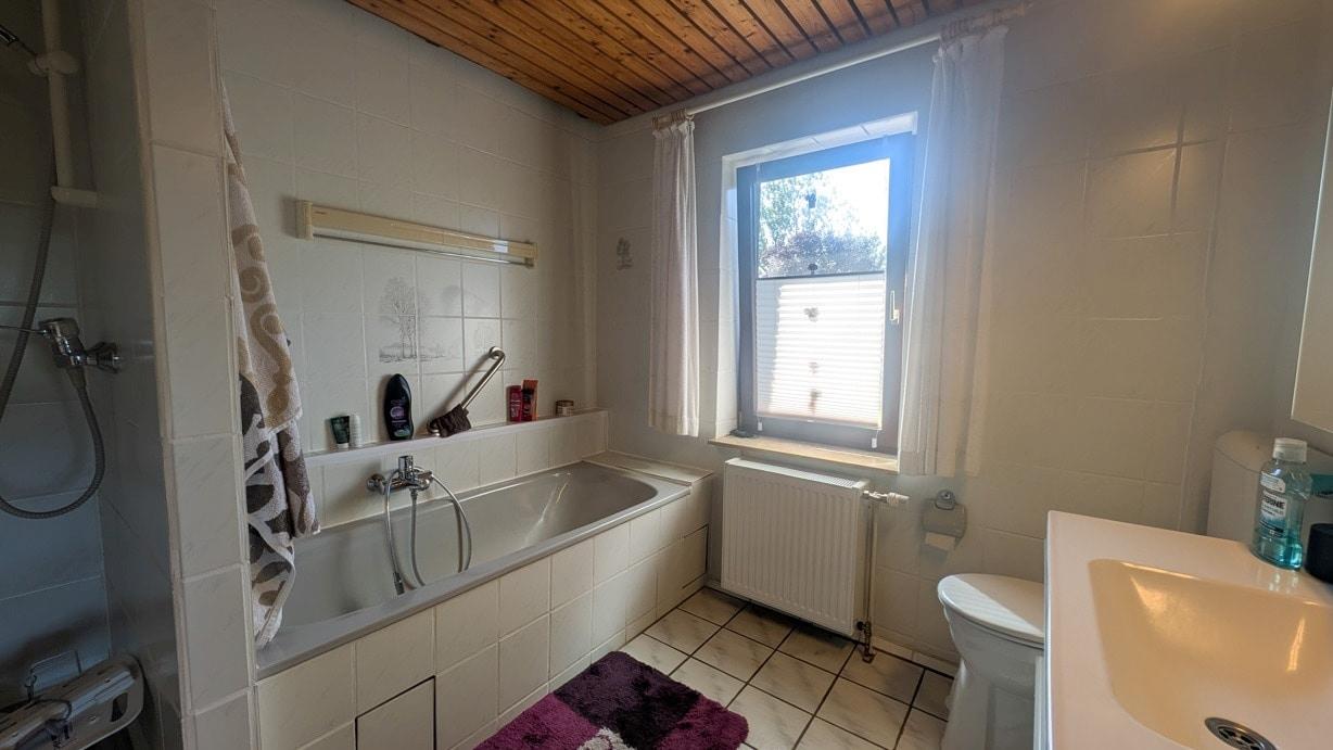 Badezimmer im Erdgeschoss