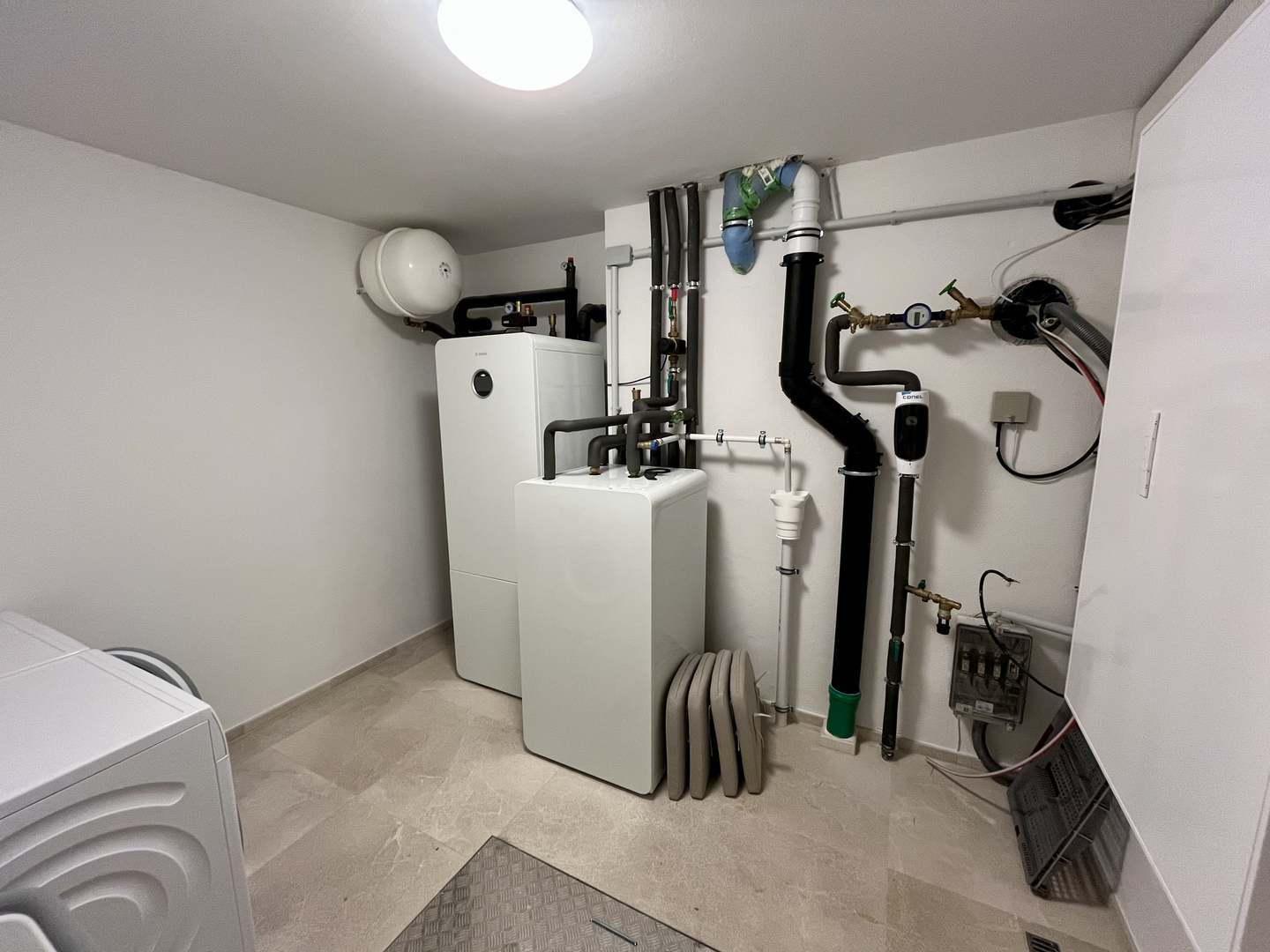 Hausanschlussraum mit Waschmaschine und Trockner